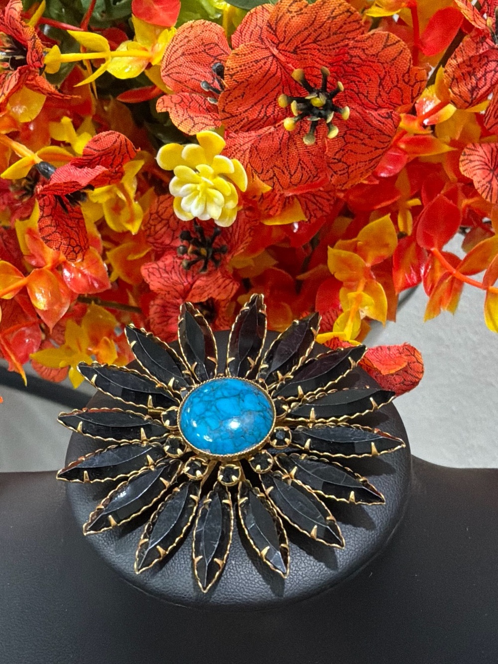 VTG Gold-Tone Sunburst Brooch/2.75” Turquoise Center-Black Glass Petals-18.43g